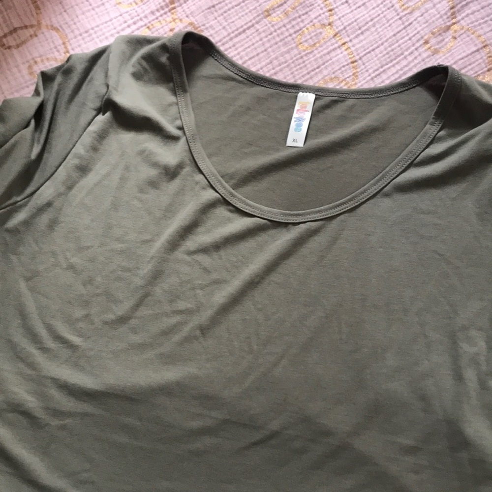 LuLaRoe long sleeved Lynn’s tee